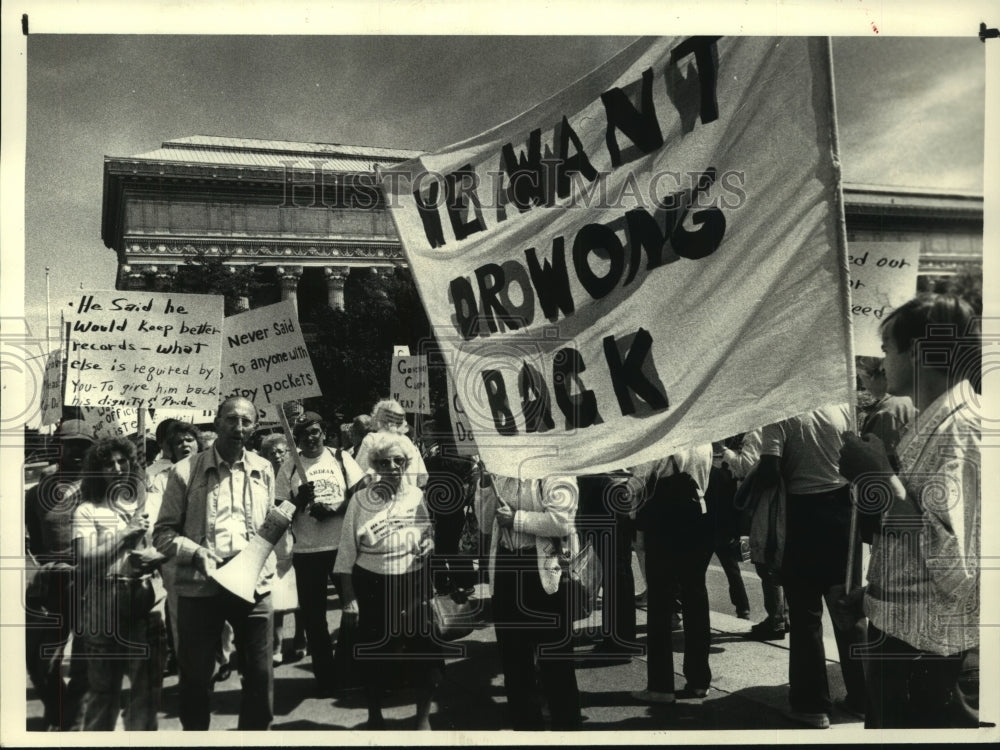 1987 Press Photo Dr Cesear Wongs supporters demonstrate, Alfred E Smith Building - Historic Images