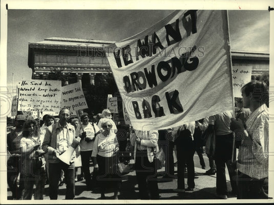 1987 Press Photo Dr Cesear Wongs supporters demonstrate, Alfred E Smith Building - Historic Images