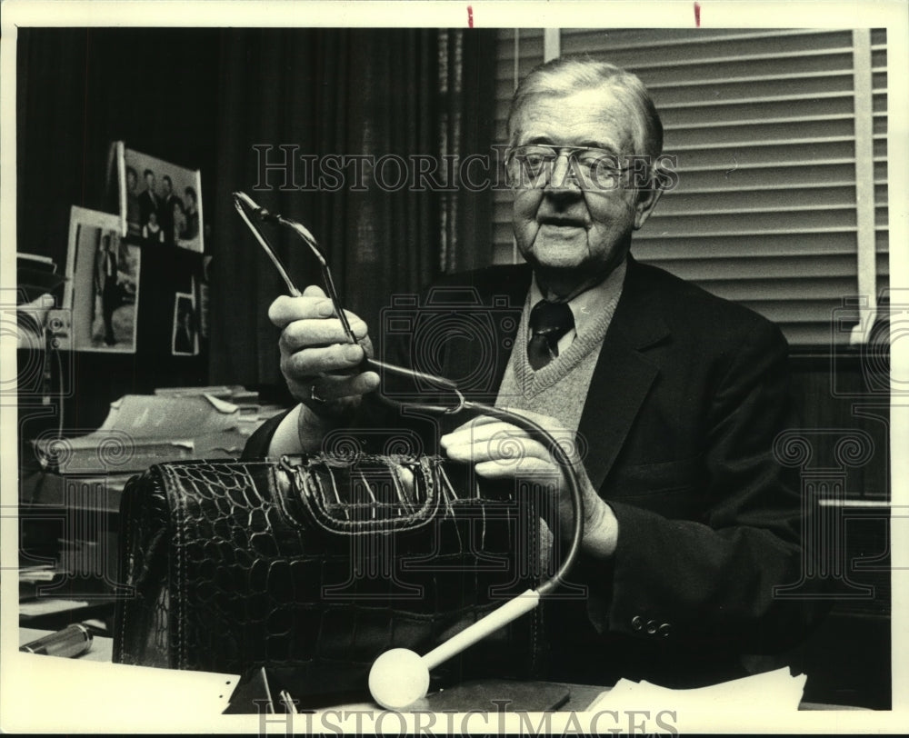 1985 Press Photo Dr. Burton W. Wilcke, Rensselaer, New York, with medical bag - Historic Images