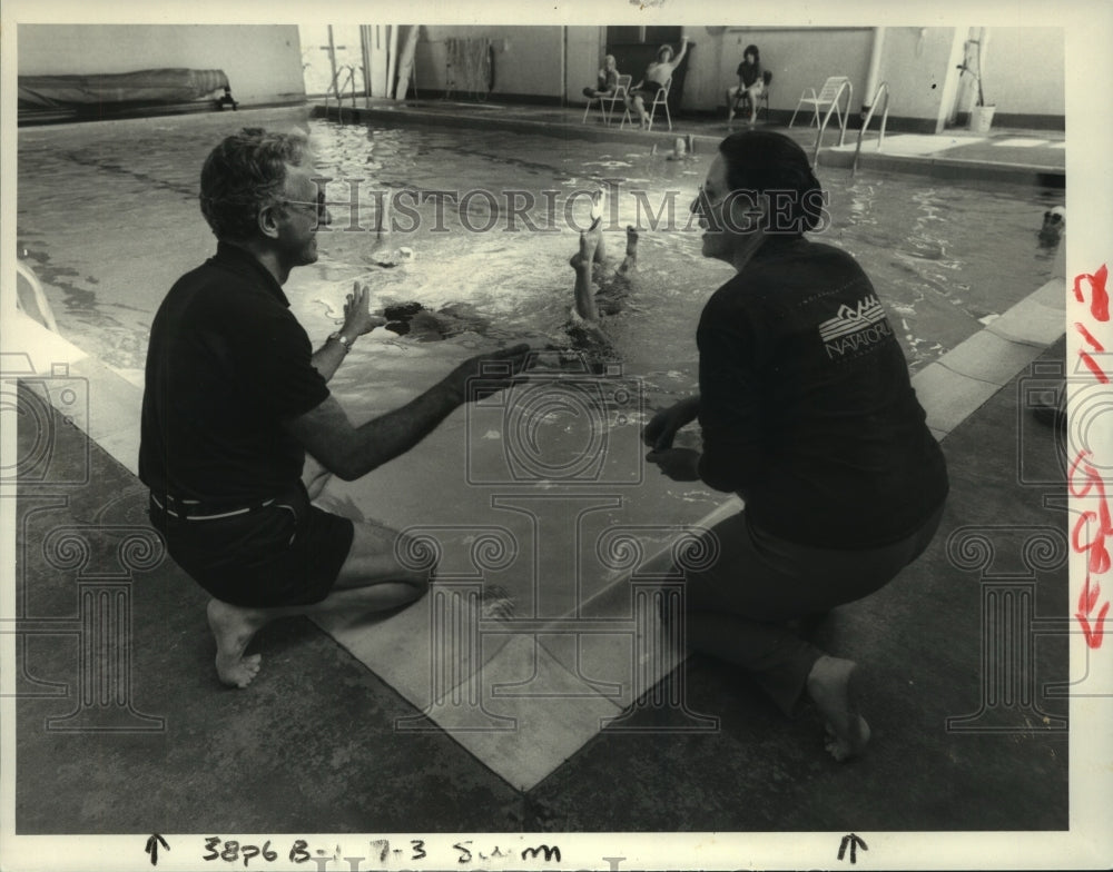 1989 Press Photo Ed & Nancy Wightman coach swimmers in Troy, New York- Historic Images