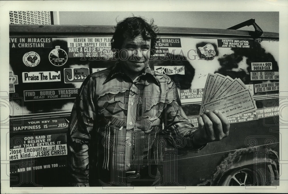 1978 Press Photo Eddie Williams holds check with religious sticker in background - Historic Images