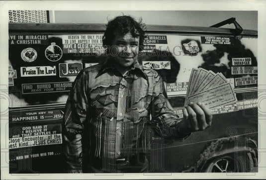 1978 Press Photo Eddie Williams holds check with religious sticker in background - Historic Images