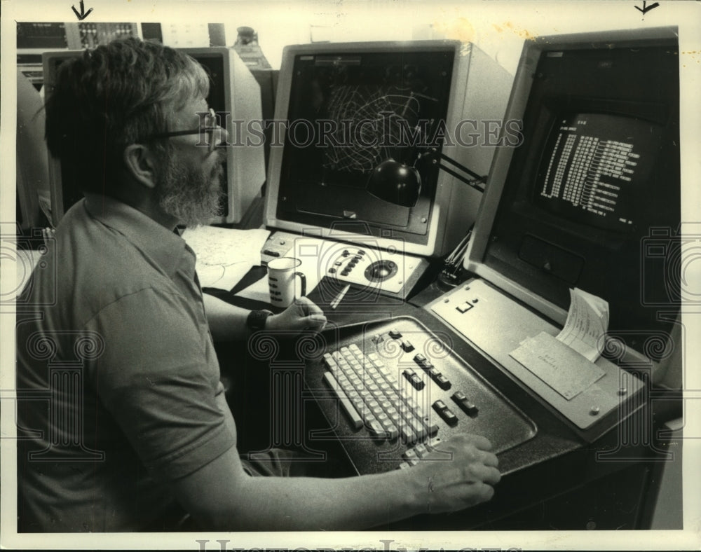 1985 Press Photo Lead Weather Forecaster Robert Thomas at Video Display New York - Historic Images