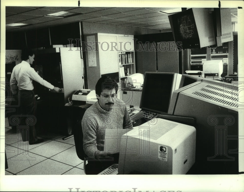 1987 Press Photo Stan Levine reviews data, National Weather Service Center - Historic Images