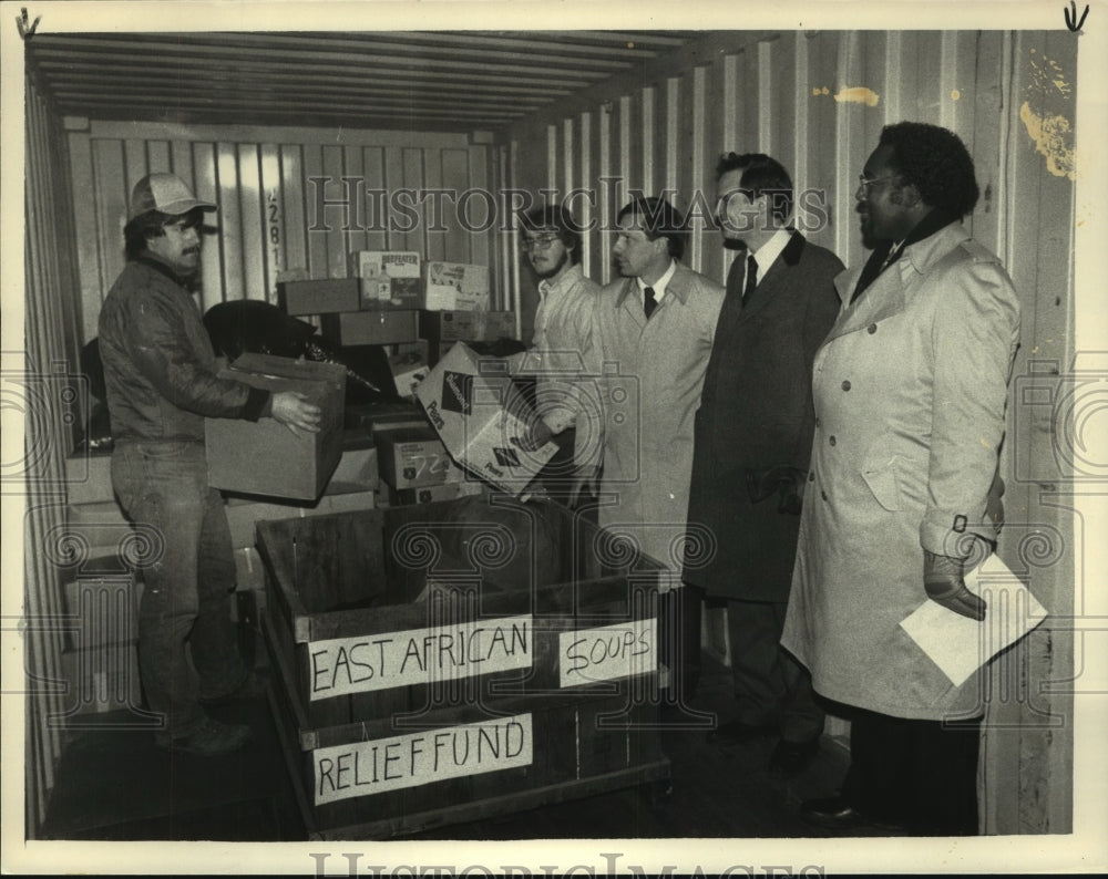 1984 Press Photo Men load relief aid to be shipped to Kenya, Central Warehouse - Historic Images