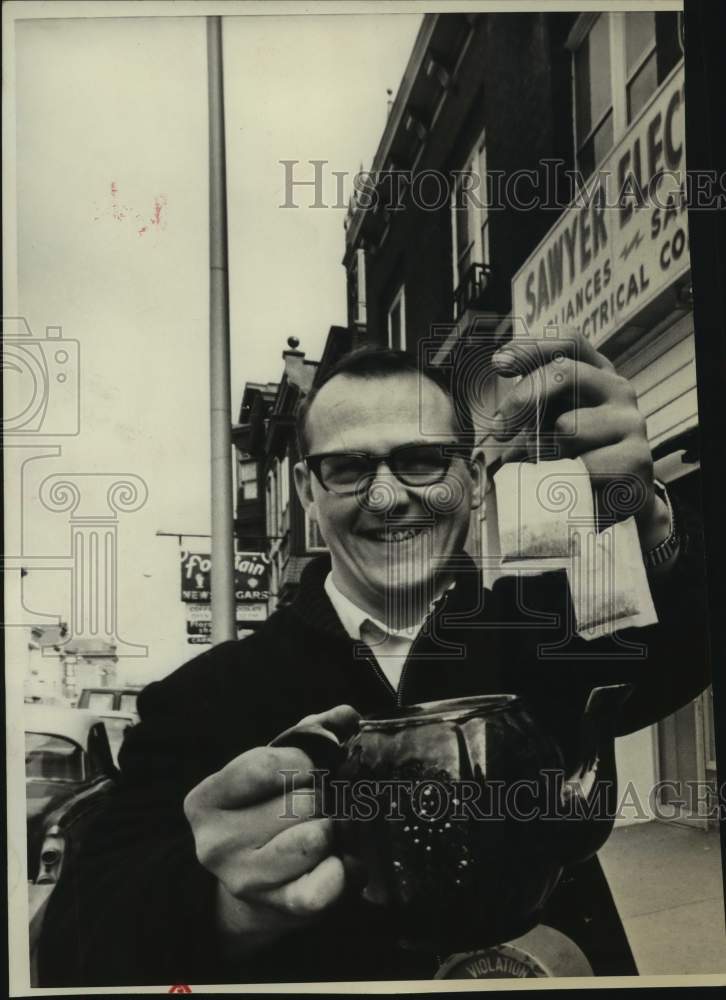 1968 Press Photo Ronald L. Sawyer shows off tea bags and tea pot in Cohoes, NY- Historic Images