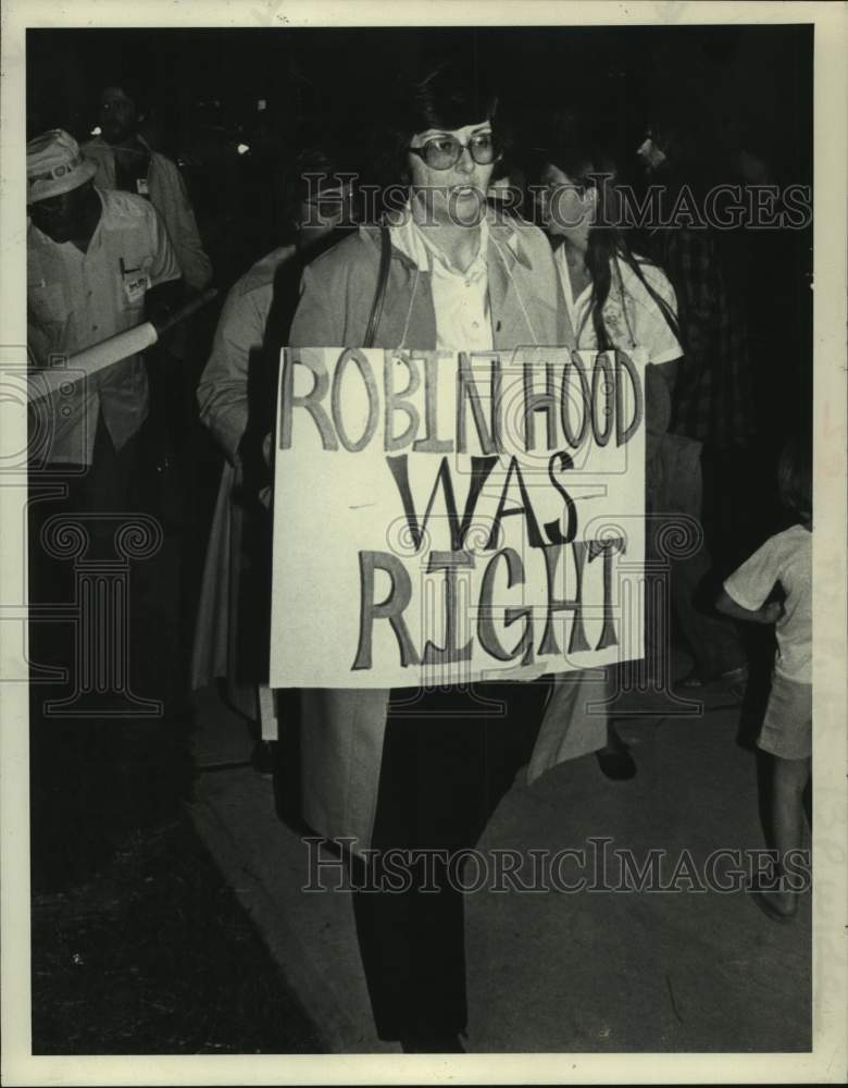 1982 Picketer demonstrates at Saratoga, NY Race Course Yearling Sale - Historic Images