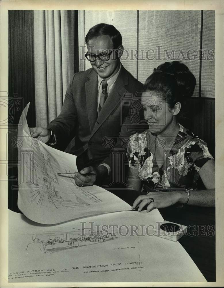 1972 Press Photo Staff at Schenectady Trust Company in Schenectady, New York-Historic Images