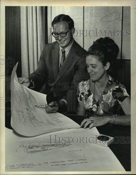 1972 Press Photo Staff at Schenectady Trust Company in Schenectady, New York-Historic Images
