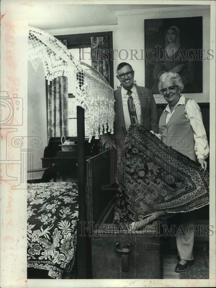 1980 Schenectady County, NY Historical Society officials display rug - Historic Images