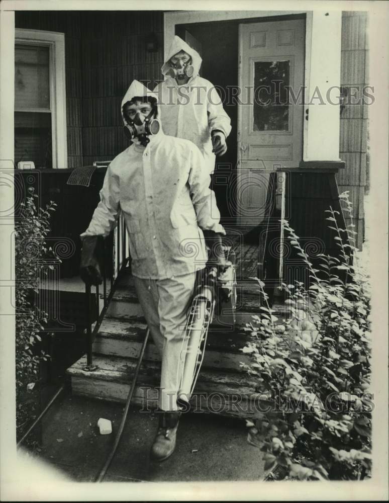 1979 Exterminators leaving Schenectady, New York home - Historic Images