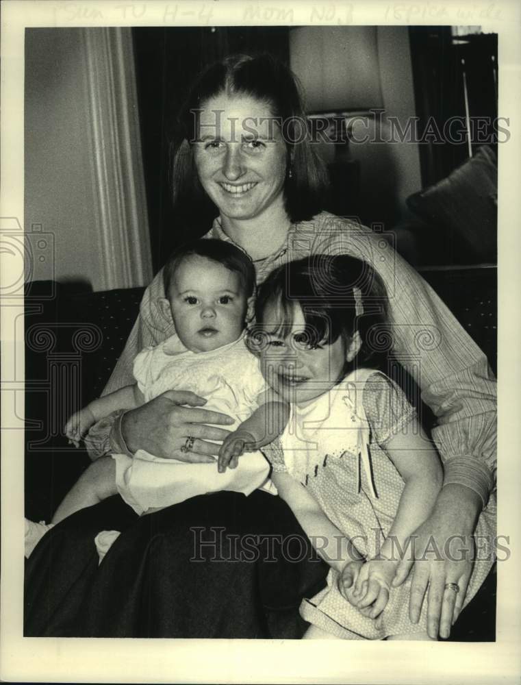 1986 Heather Schlachter with children in their Albany, New York home - Historic Images