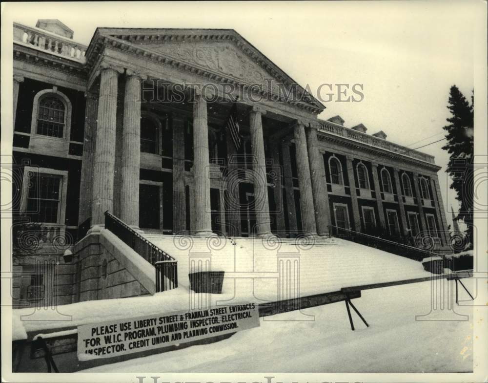 1984 Schenectady, New York City Hall, steps closed - Historic Images