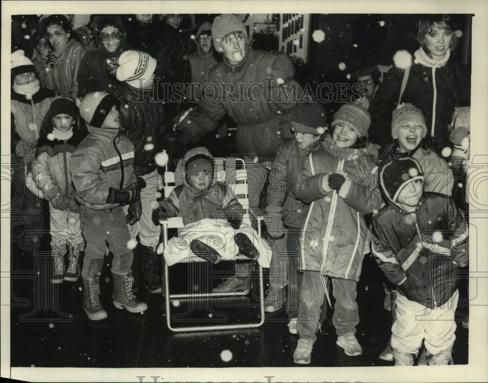1983 Crowds wait for passing of Schenectady, NY Christmas parade - Historic Images