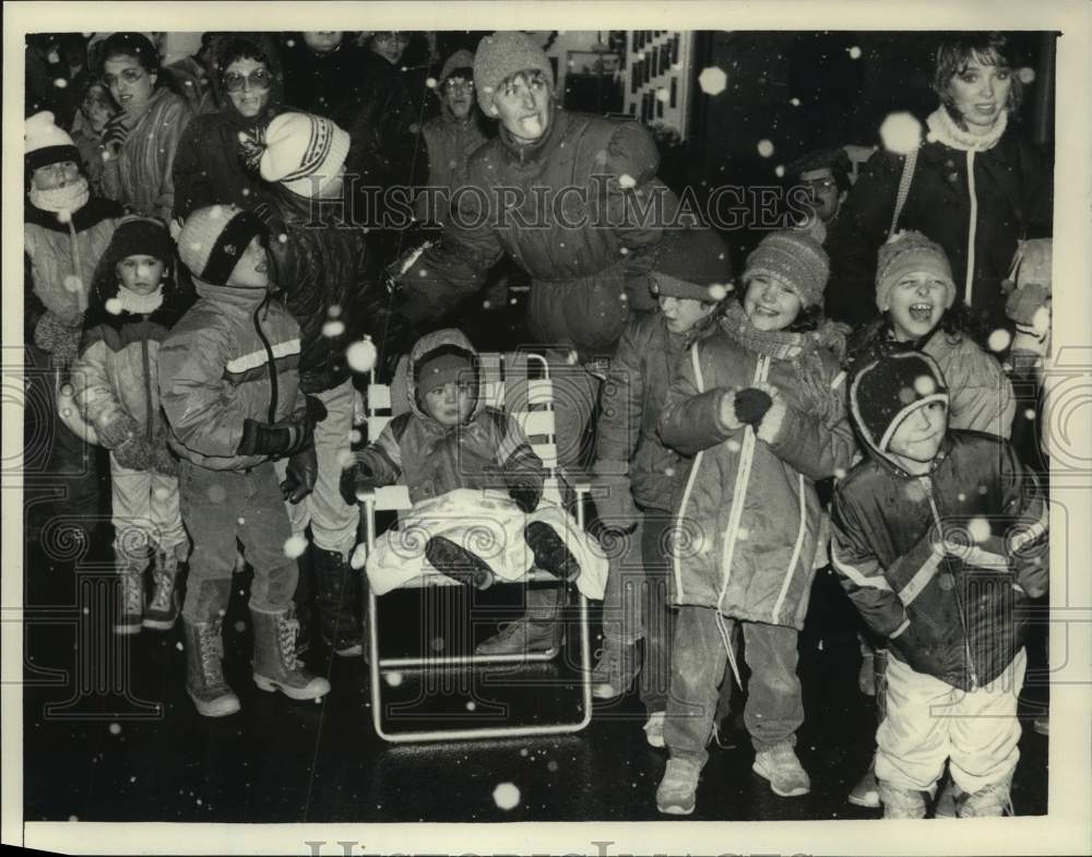 1983 Crowds wait for passing of Schenectady, NY Christmas parade - Historic Images
