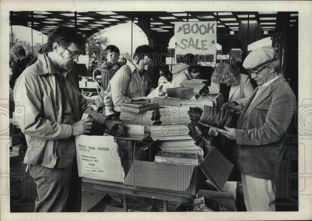 1979 Patrons look for books at Schenectady, NY Library book sale - Historic Images