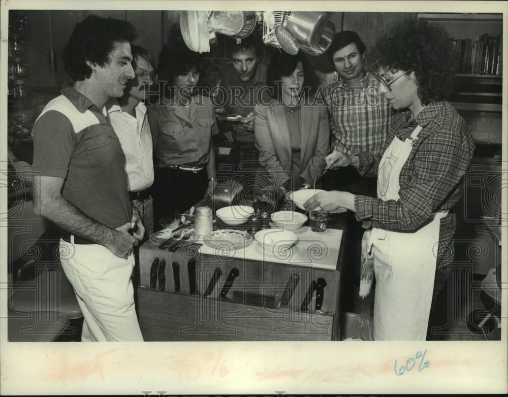 1981 Guests watch Rita Saxe prepares omelet in Albany, NY kitchen - Historic Images