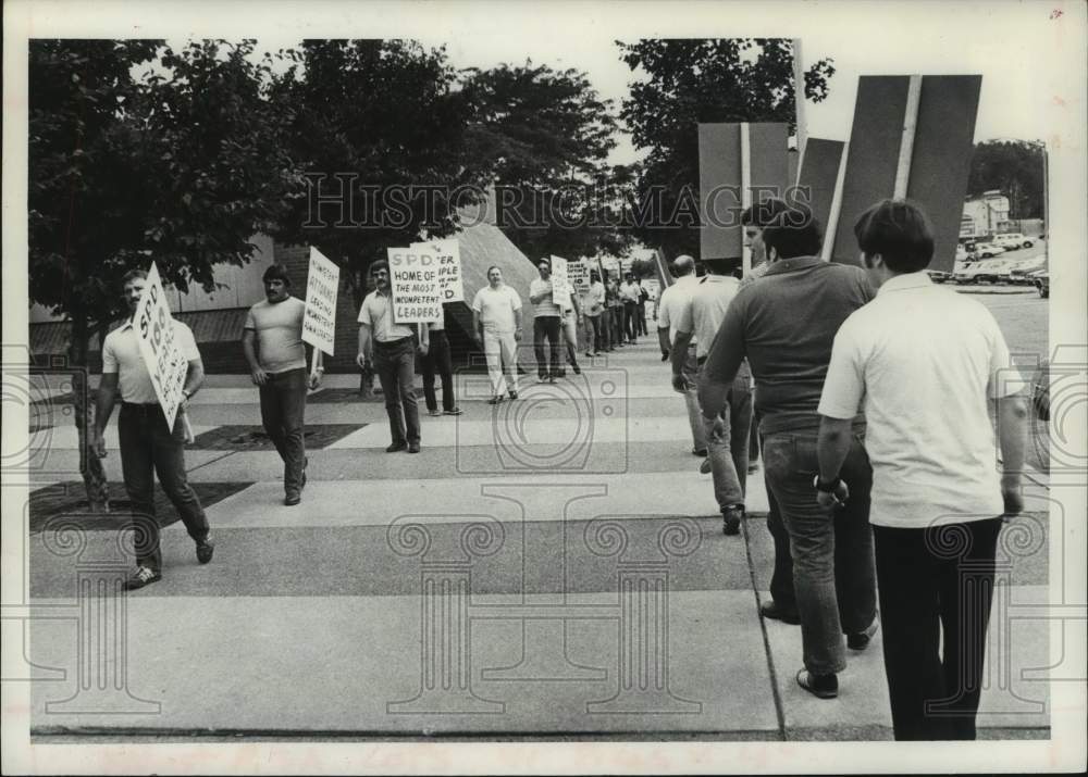 1980 Schenectady, New York police officers picketing - Historic Images