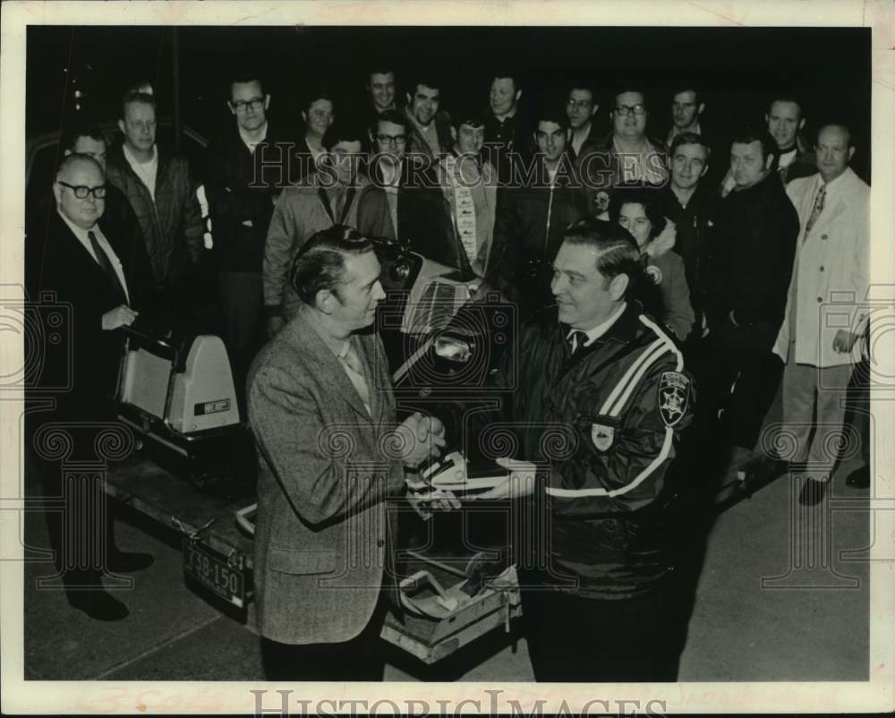 1972 Press Photo Schenectady, New York Sheriff Barney Waldron with others-Historic Images