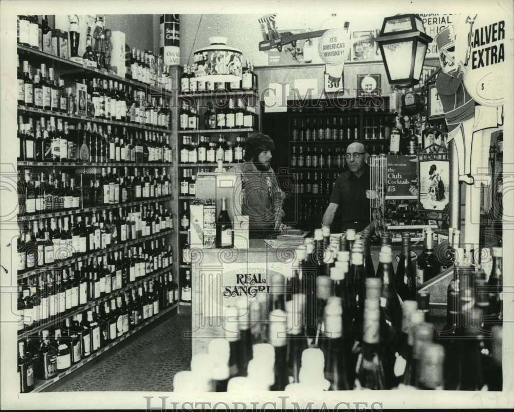 1974 Press Photo Dillman Liquor Store Ken Haslow (mgr) and Tom Schnurr (owner)-Historic Images
