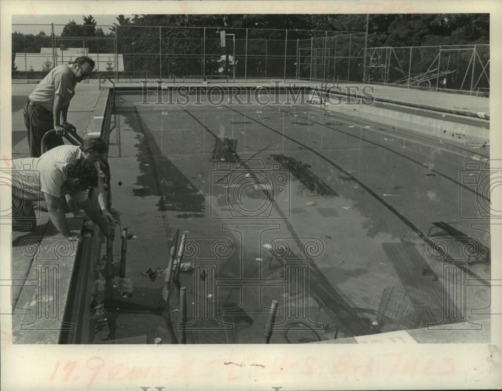 1972 Press Photo Pool vandalized at Woodlawn Park in Schenectady, New York-Historic Images