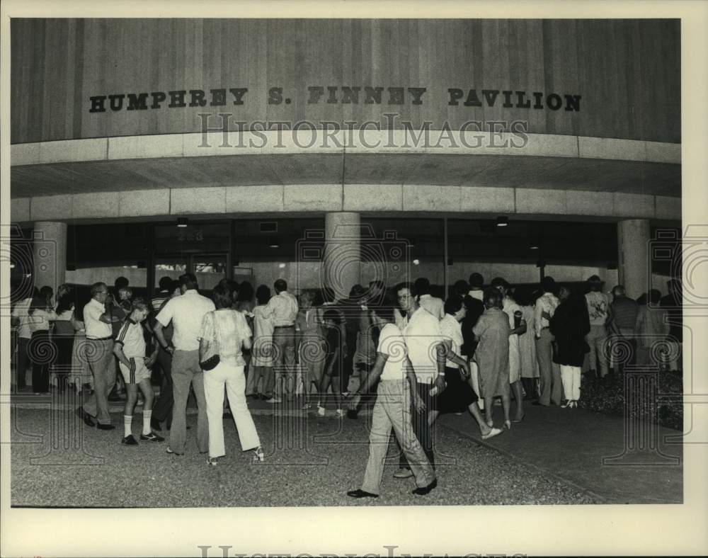 1984 Saratoga, NY Yearling Sales in Humprey S. Finney Pavilion. - Historic Images