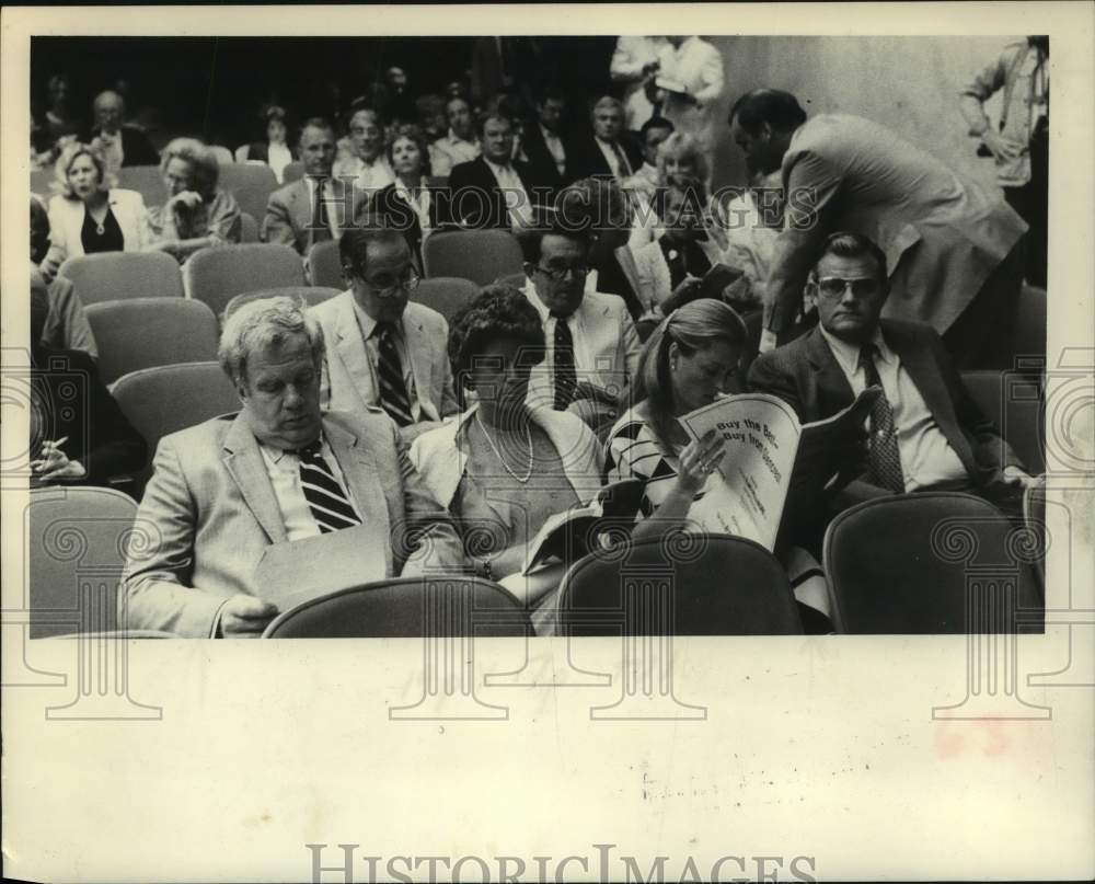 1982 Bidding crowd at the Saratoga, NY Thoroughbred Yearling Sales - Historic Images
