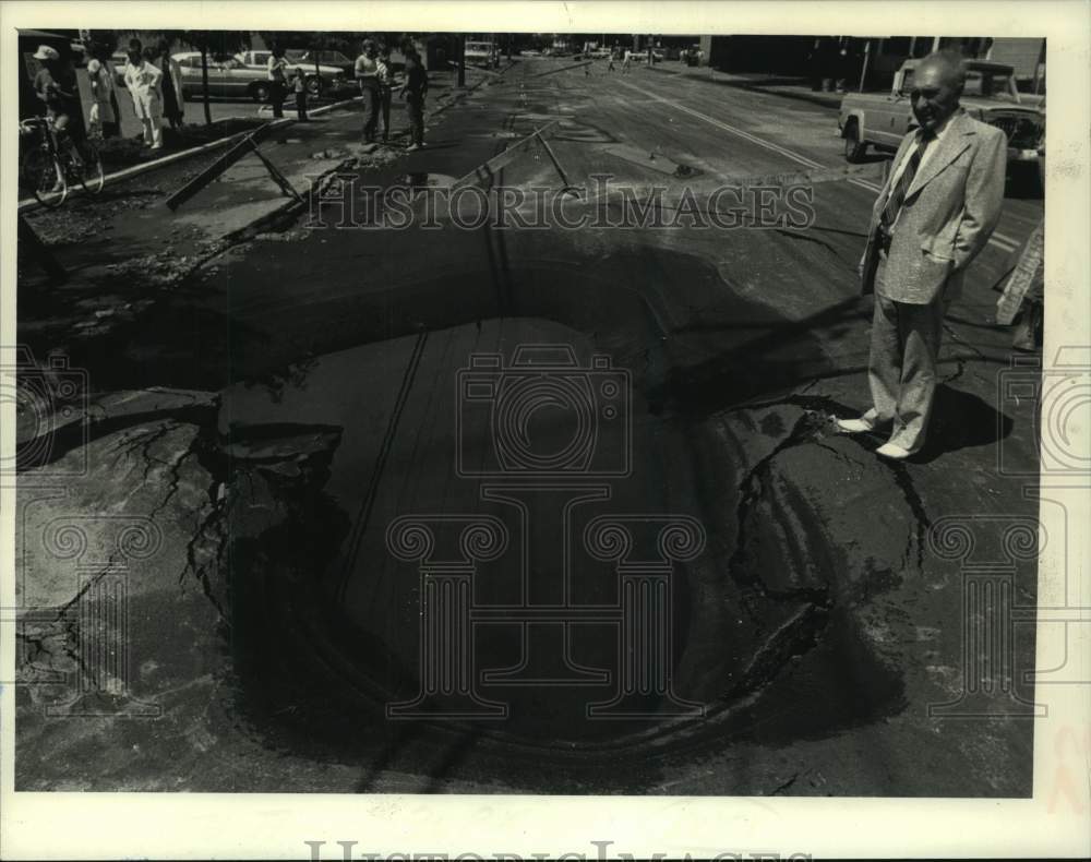 1983 Schenectady, New York Mayor Frank Duci inspects site of flood - Historic Images