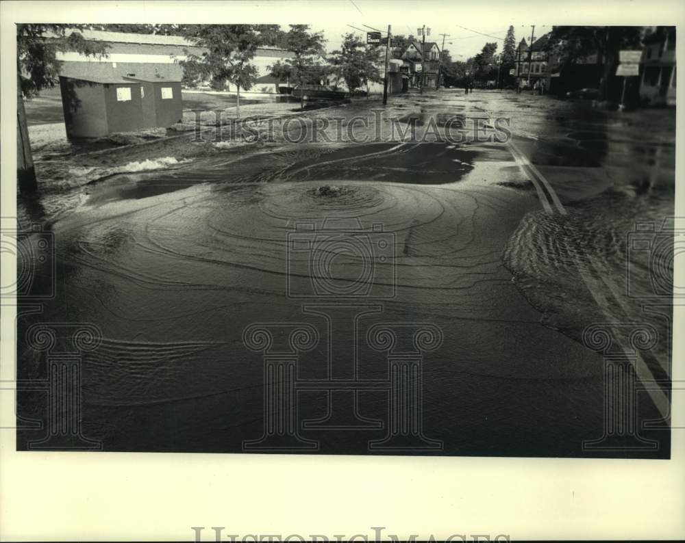 1983 Press Photo Water bubbles up from Schenectady, New York water main break - Historic Images