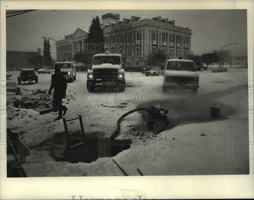 1985 Crew pumps water from Schenectady, New York water main break - Historic Images