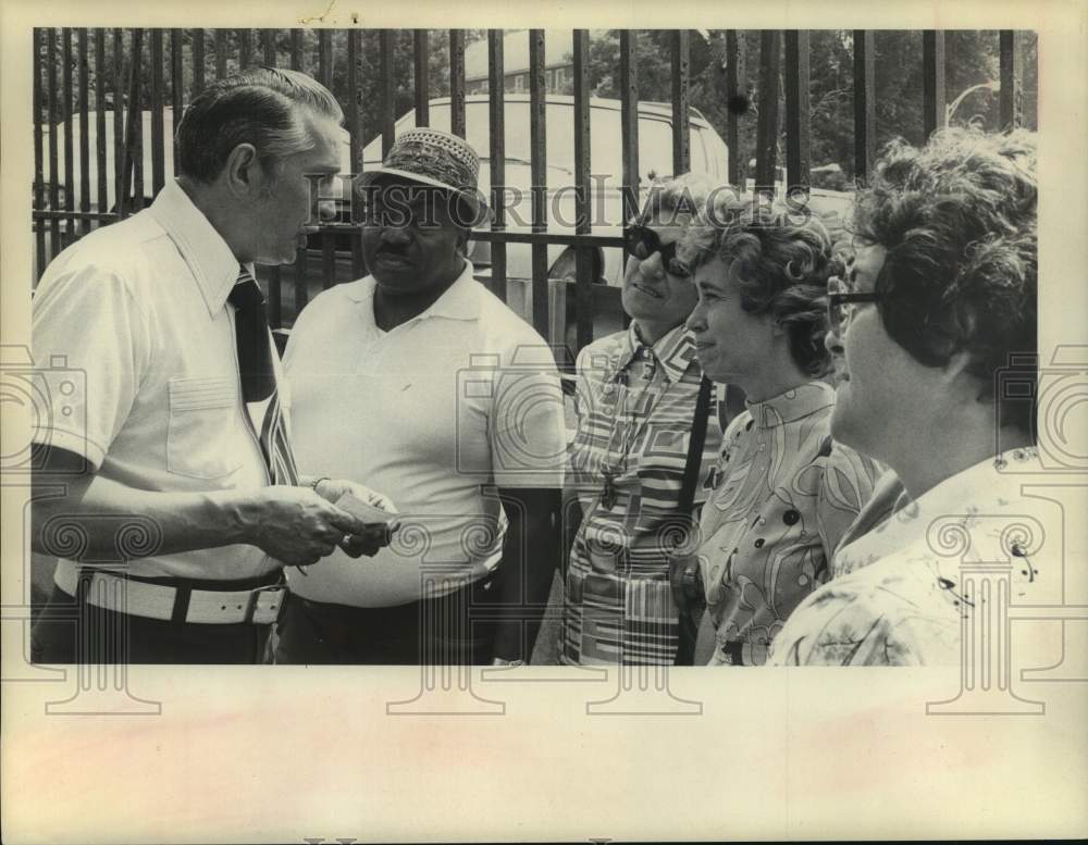 1976 Schenectady, NY Sheriff with Federation of Teachers members - Historic Images