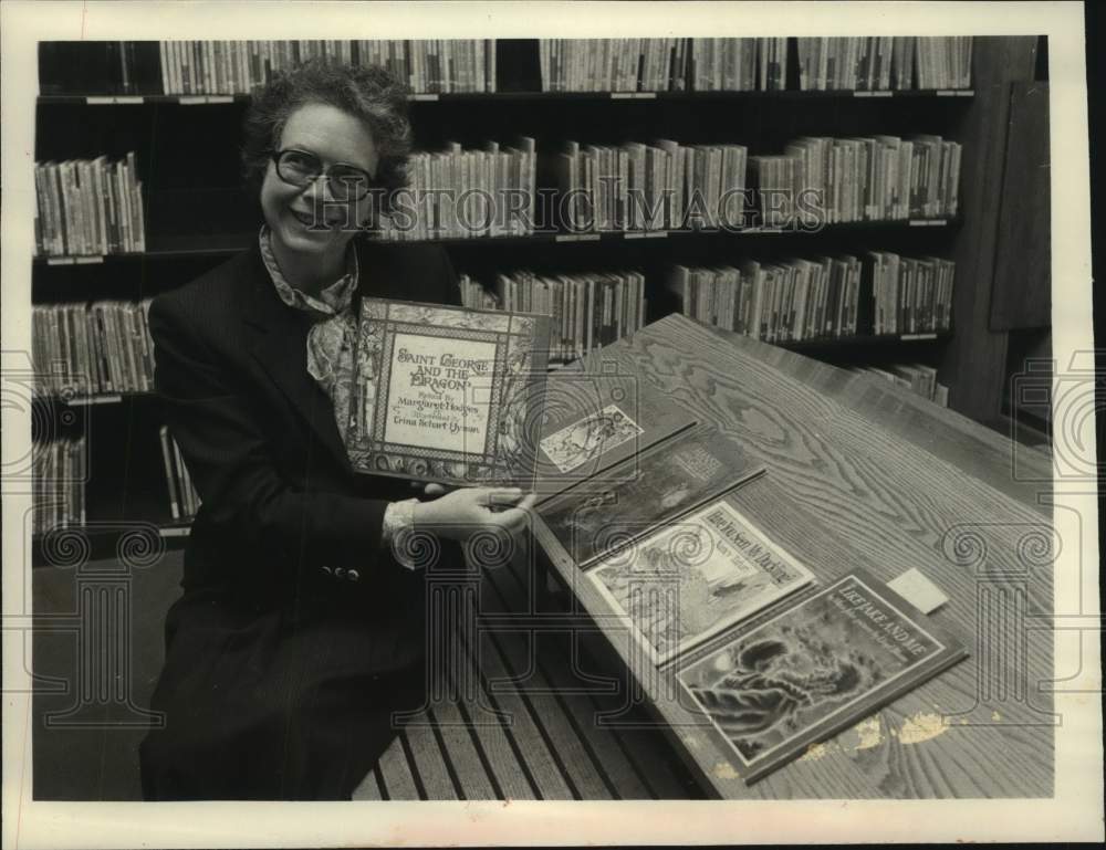 1985  Schenectady, New York Public Library with Lois Hodges - Historic Images