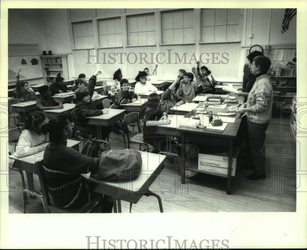 1990 Schenectady, NY Central Park Middle School classroom students - Historic Images