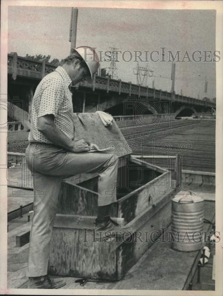 1973 Press Photo Weston, New York Gateway Bridge Construction Jack Henry, worker-Historic Images