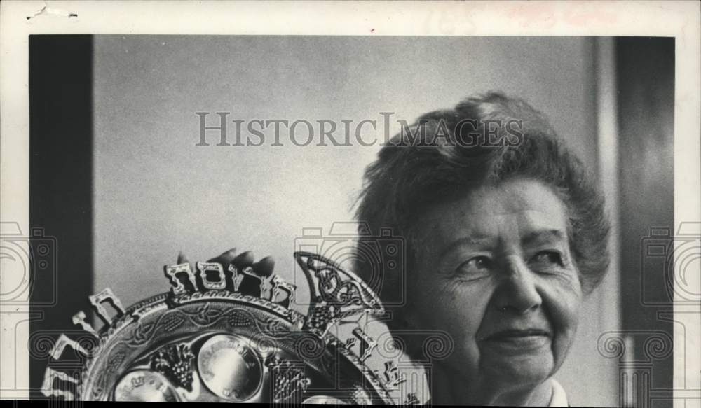 1981 Ruth Norden, wife of Rabbi Martin Norden, holding a Seder Plate - Historic Images