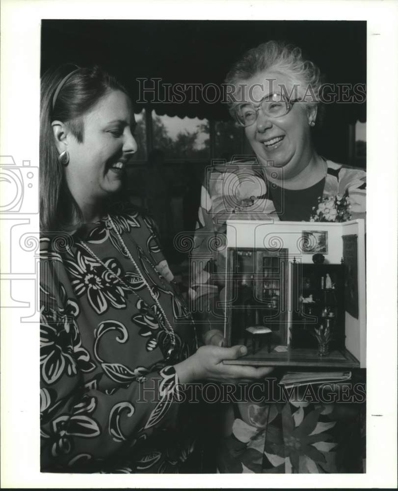 Press Photo Cathi Cameron and headmistress Luci Nordmann at retirement party-Historic Images