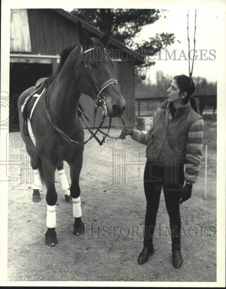 1986 Marisa Wayland with horse she trains in Ballston Spa, New York - Historic Images