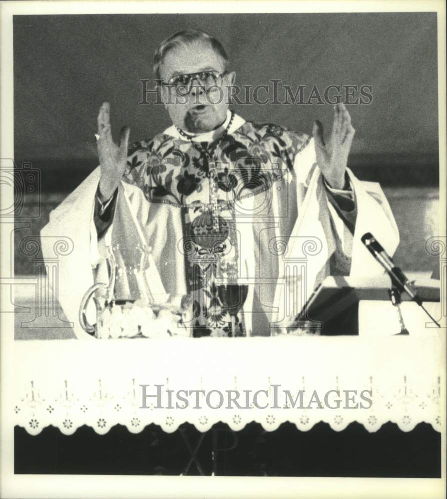1988 Bishop John G. Nolan celebrates mass at St. Paul&#39;s Church, NY - Historic Images