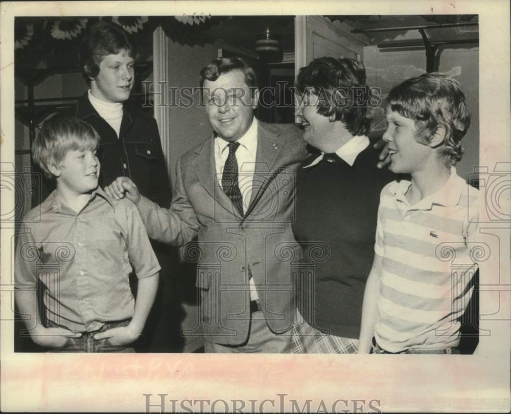 1976 Press Photo Clark Wemple with family at GOP Headquarters in Albany, NY - Historic Images