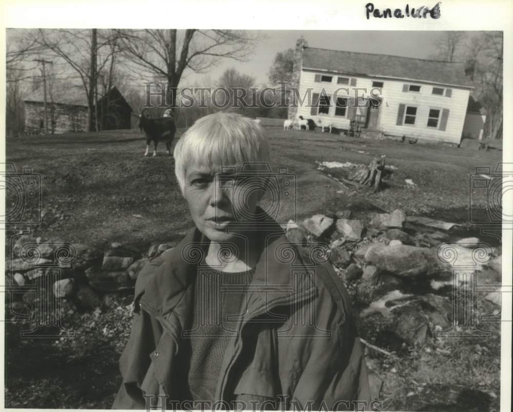 1992 Press Photo Stephanie Wenk outside her Greenwich, New York farmhouse - Historic Images