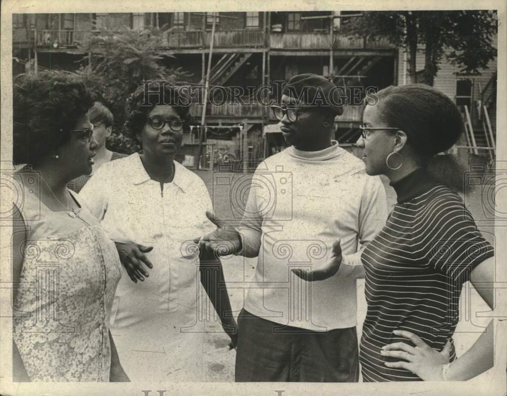 Press Photo Members of North Albany, NY Parents Association claim neglect - Historic Images