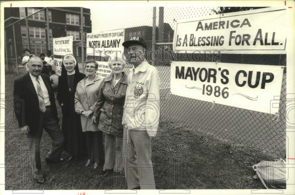 1986 Press Photo Citizens pose with signs supporting North Albany, New York - Historic Images