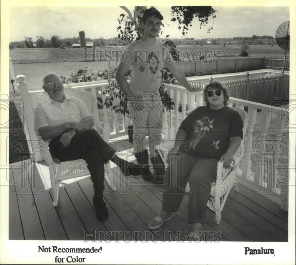 1992 Press Photo Northumberland, New York citizens discuss proposed landfill - Historic Images