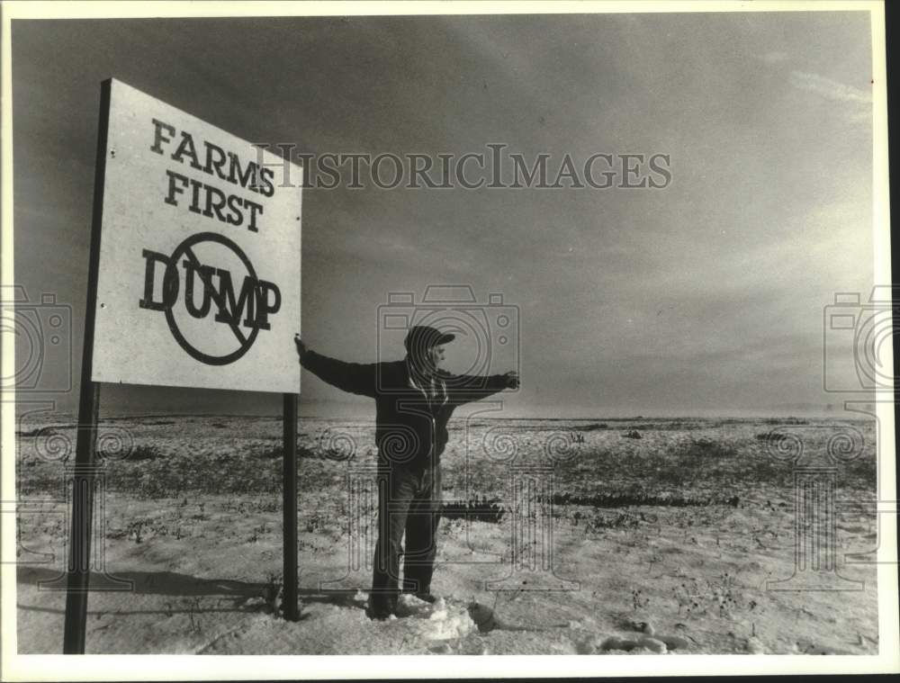 1990 Press Photo Ed Butler with sign protesting proposed landfill in New York - Historic Images