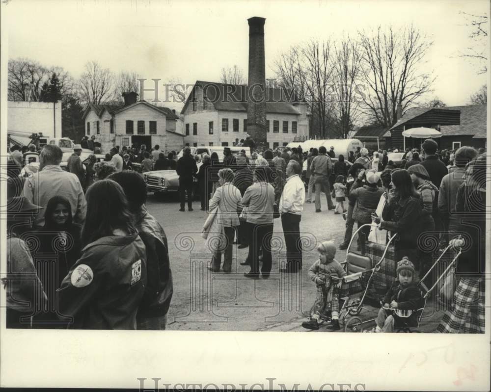 1978 Citizens gather in Northview, New York - Historic Images