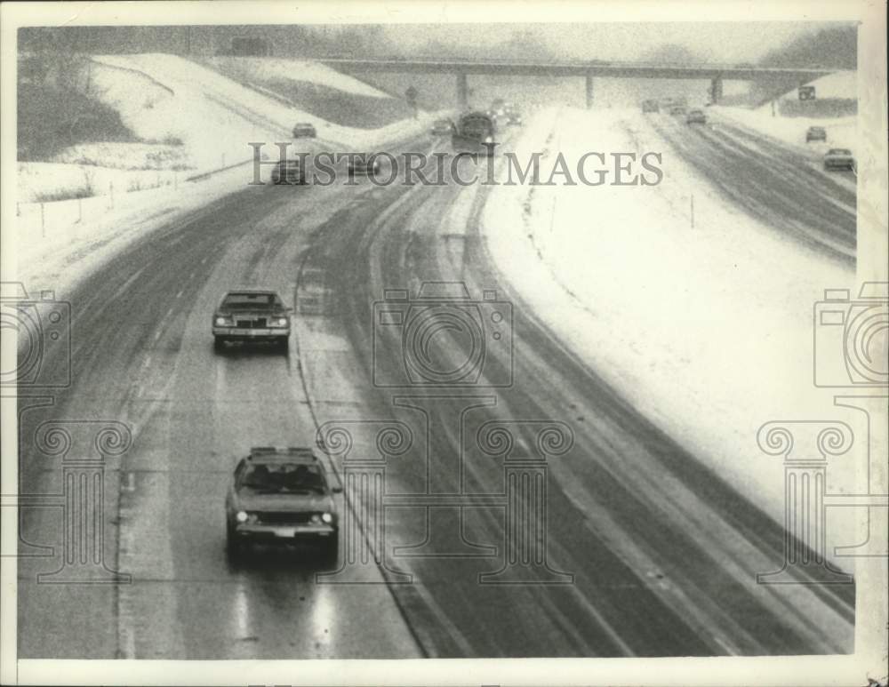 1980 Press Photo Motorists drive through snowy weather in Albany, New York - Historic Images