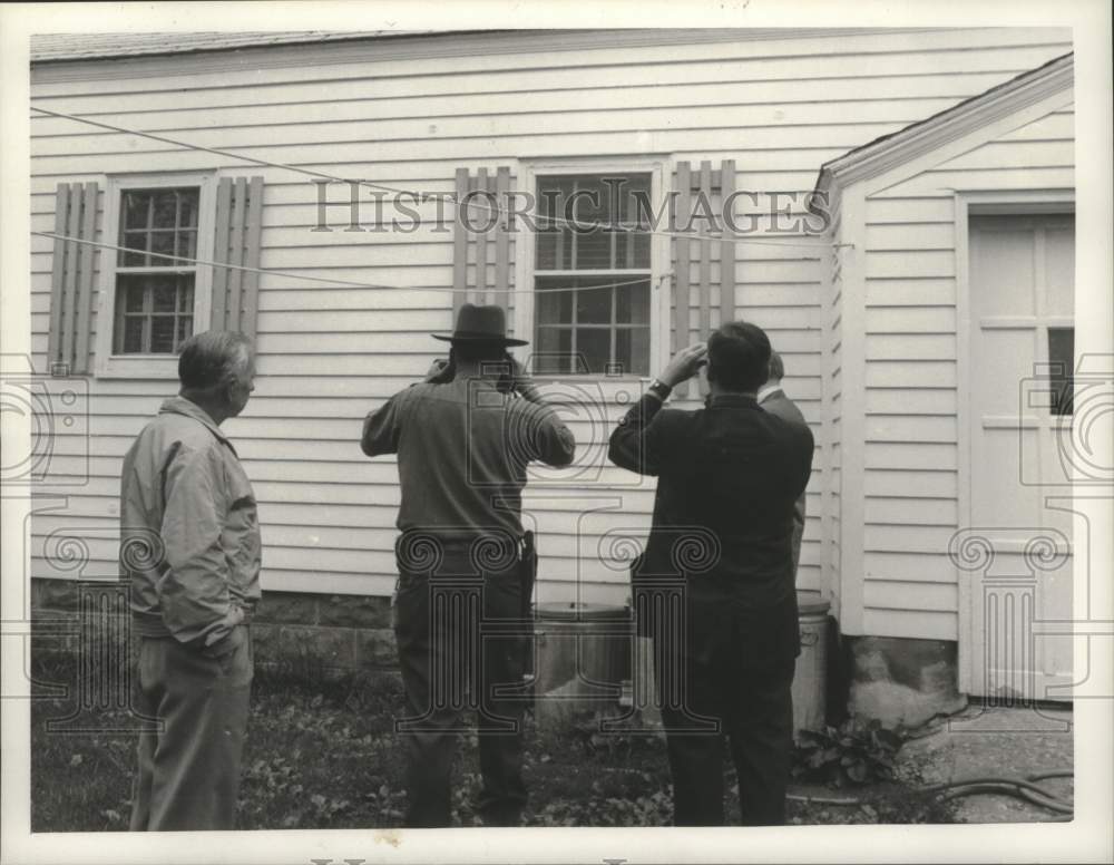 Press Photo Men outside home in New York - tua13682 - Historic Images