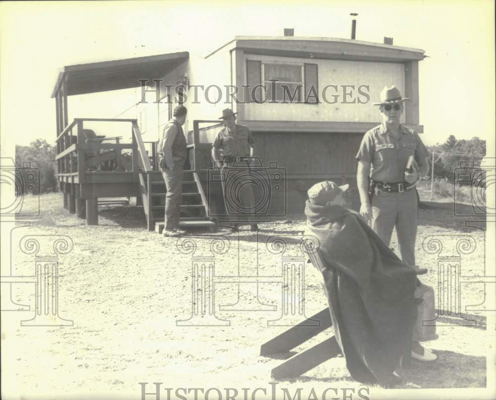 1980 Press Photo New York police officer speaks with Frank Wendling - tua13711 - Historic Images