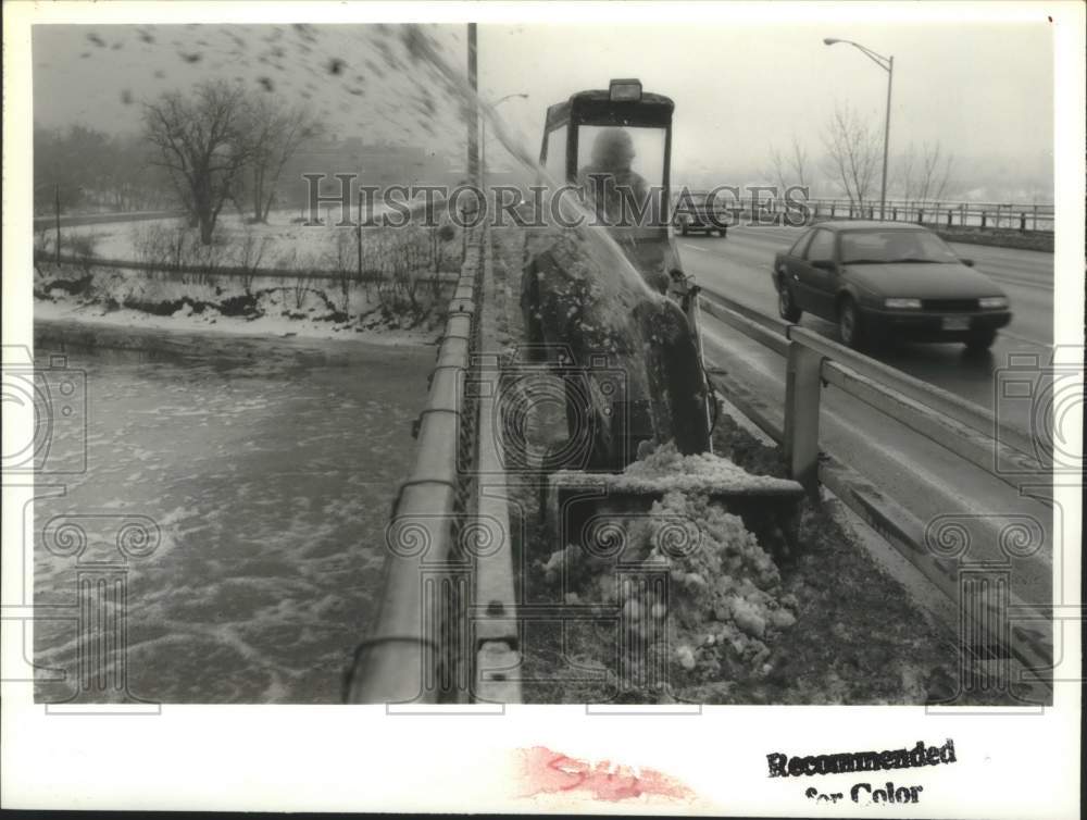 1993 Press Photo New York transportation worker clears ice from bridge walkway - Historic Images