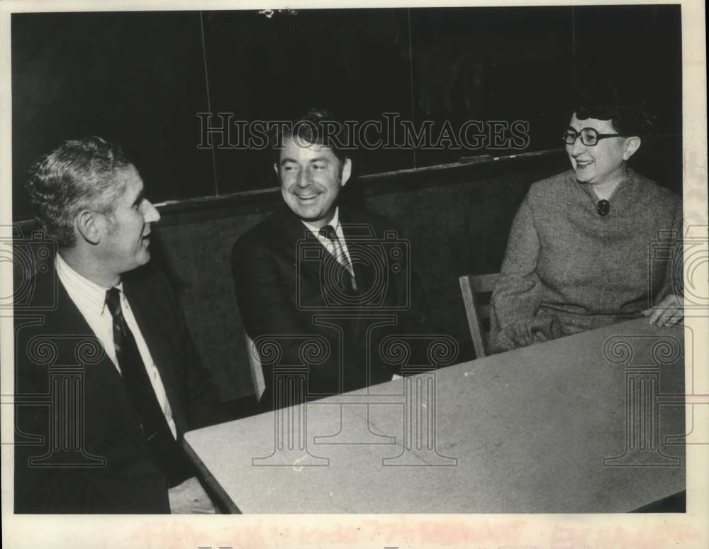 1975 Press Photo Sal Grunby, Senatory Howard Nelson, &amp; Rita Weis in New York - Historic Images